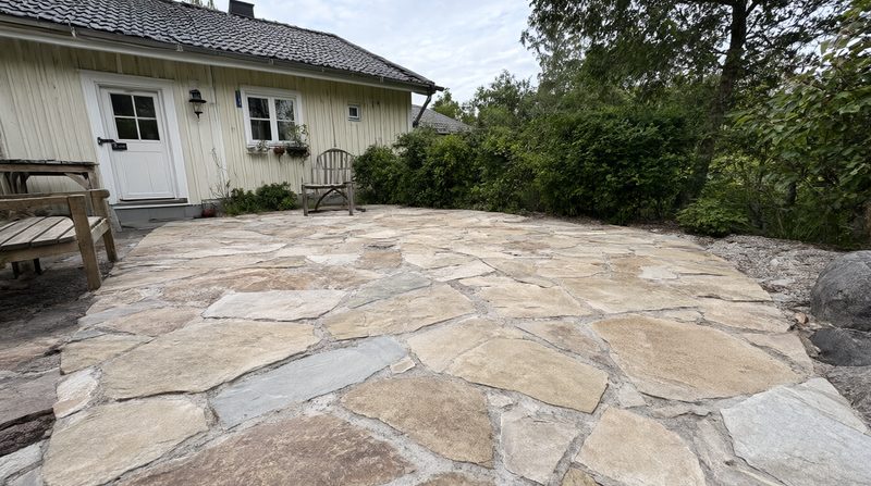 Natursten och hällar satta för hand