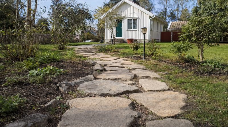 Natursten och hällar satta för hand