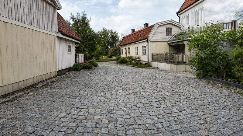Stenläggning av gårdsplan och infart