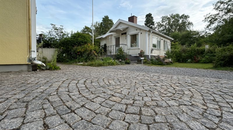 Stenläggning av gårdsplan och infart